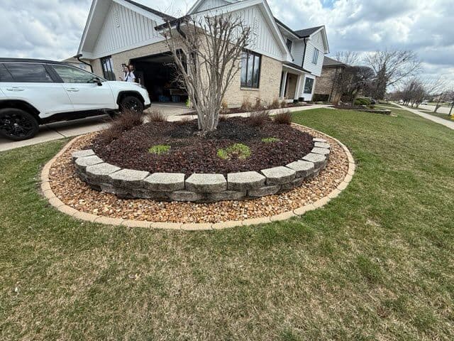 Gallery photos for Stunning Black Mulch Transformation in Suburban Front Yard: Image #2