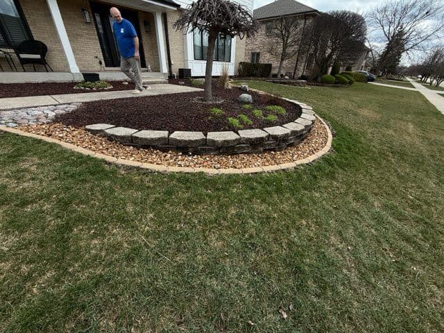 Gallery photos for Stunning Black Mulch Transformation in Suburban Front Yard: Image #3