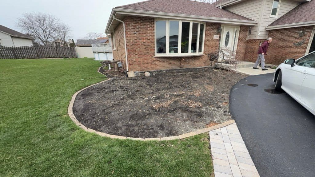 Gallery photos for Stunning Yard Makeover with Decorative Touches: Image #2